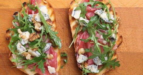 Брускетта с пармой, рукколой, голубым сыром и грецким орехом Брускетта с пармой, рукколой, голубым сыром и грецким орехом
