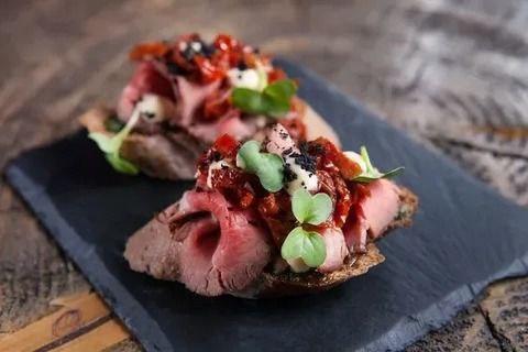 Брускетта с ростбифом, пармезаном и соусом BBQ