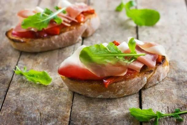 Брускетта с карбонатом, печеным перцем и сыром фета