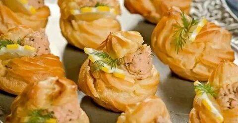Профитроли с паштетом из печени цыпленка и апельсиновым конфитюром
