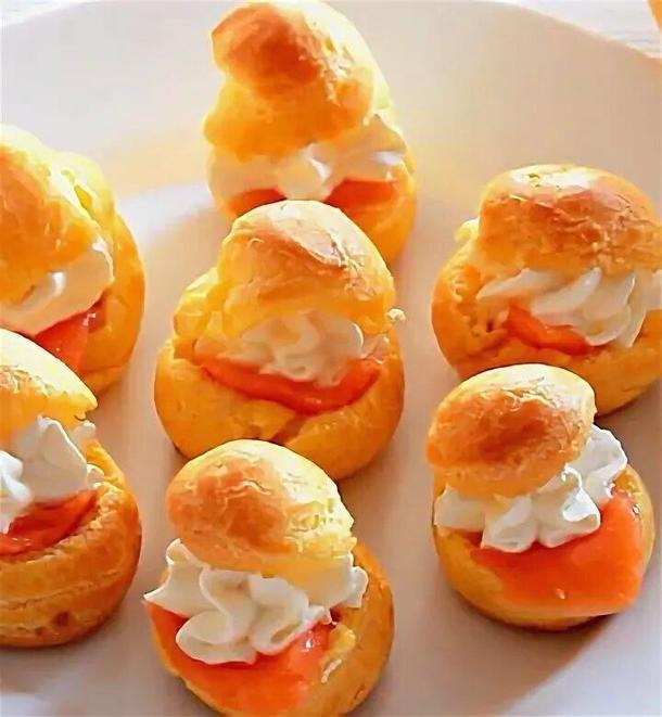 Профитроли с голубым сыром и хурмой