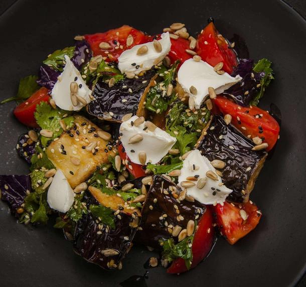 Салат с печеными овощами и сыром Салат с печеными овощами и сыром