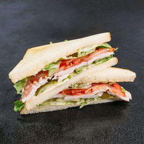 Мини-сендвич с копченой курицей и домашним майонезом