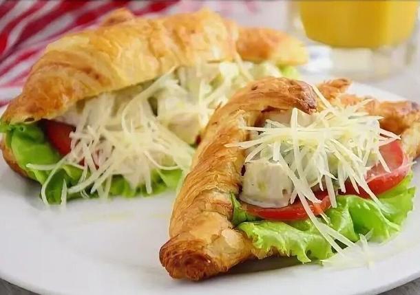 Мини-круассан с курицей, томатом, сыром и соусом цезарь