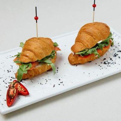 Мини-круассан с лососем, авокадо и творожным сыром Мини-круассан с лососем, авокадо и творожным сыром