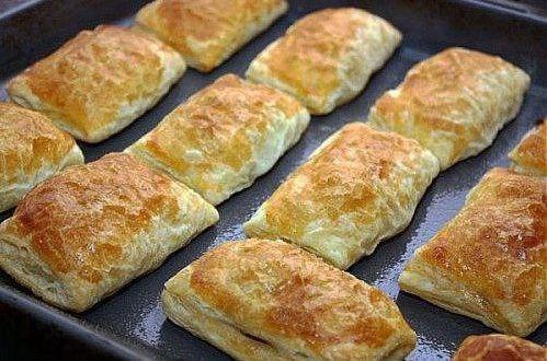 Мини пирожок из слоеного теста с капустой и яйцом