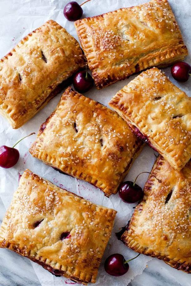 Мини пирожок из слоеного теста с вишней