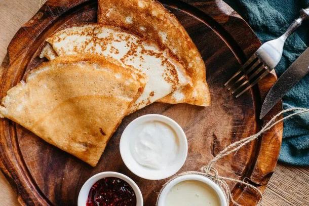 Блин классический с топпингом на выбор (сметана, варенье, сгущеное молоко, мед)