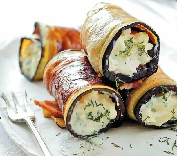 Рулетики из баклажан с творожным сыром, грецким орехом и виноградом