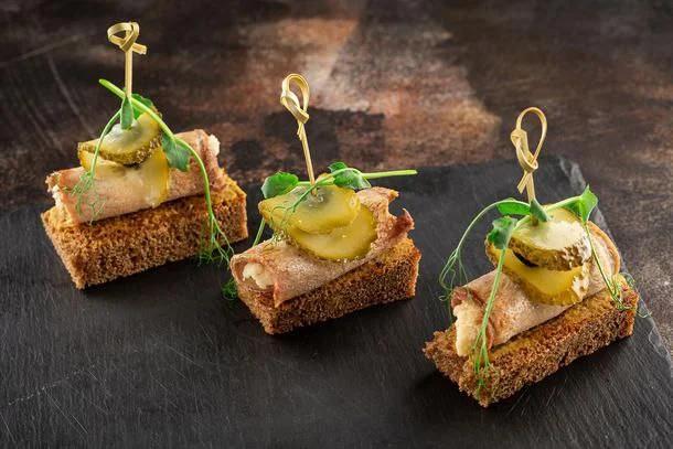 Говяжий язык с соленым огурцом и сливочным хреном на темном тосте Говяжий язык с соленым огурцом и сливочным хреном на темном тосте