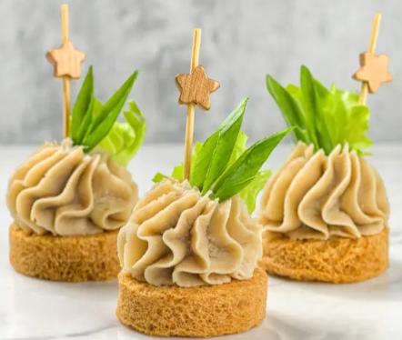 Канапе из форшмака и ржаного тоста