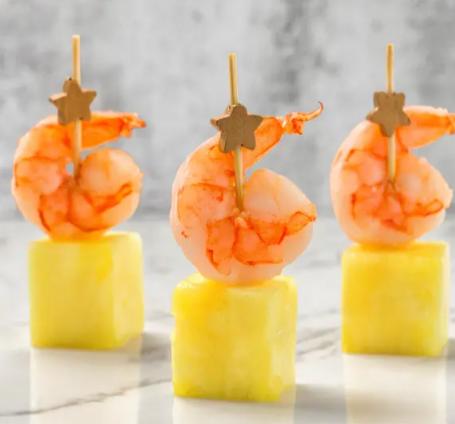 Канапе из тигровых креветок с ананасами