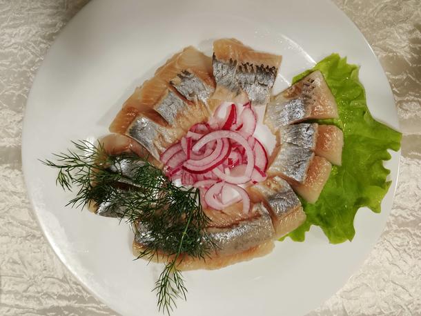 Сельдь слабосоленая с картофелем и маринованным лучком