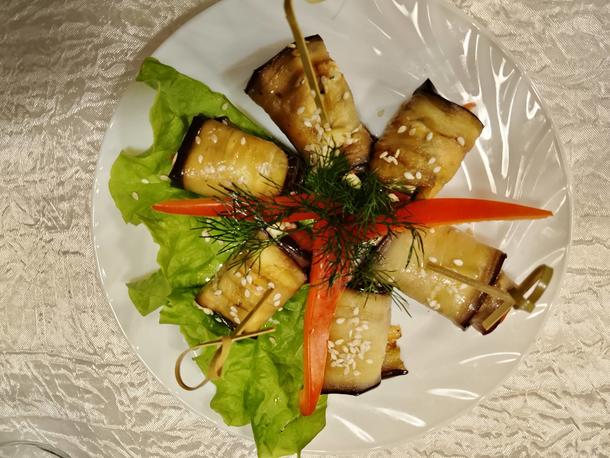 Рулетики из баклажан с сырной начинкой Рулетики из баклажан с сырной начинкой