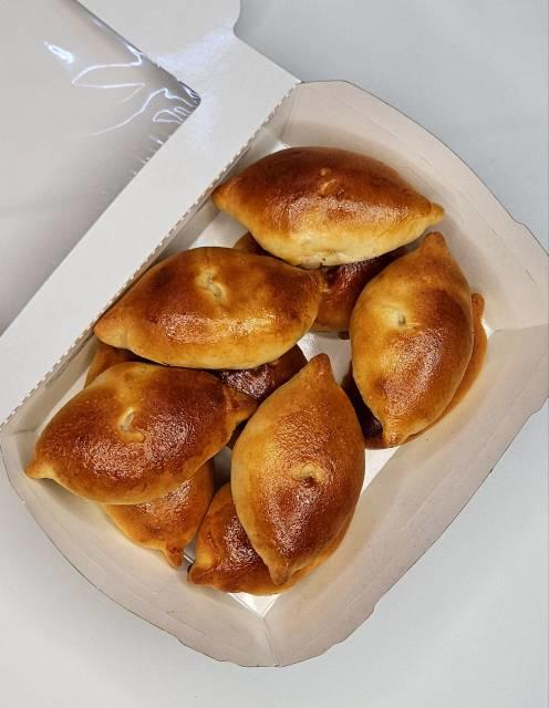 Пирожок фуршетный с зеленым луком и яйцом