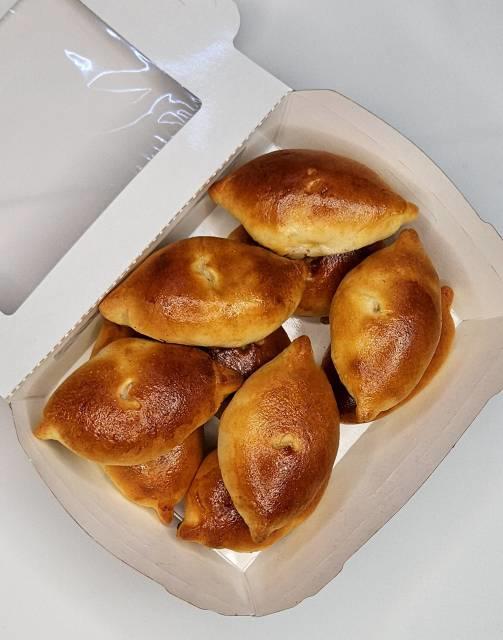 Пирожок фуршетный с капустой и яйцом