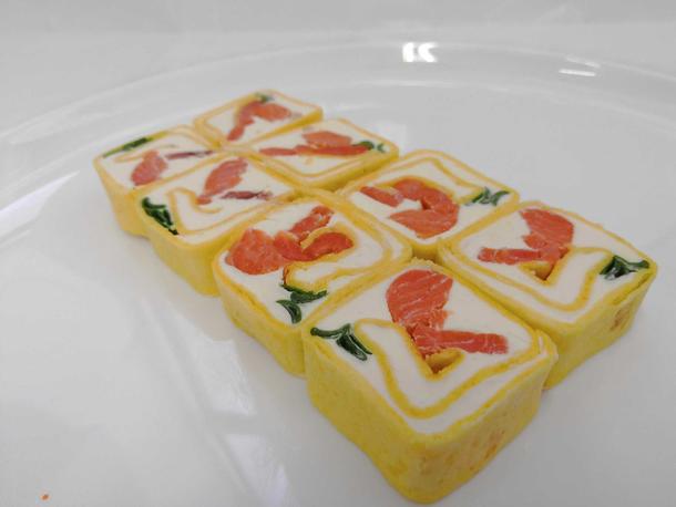 Ролл из семги с сыром и семгой