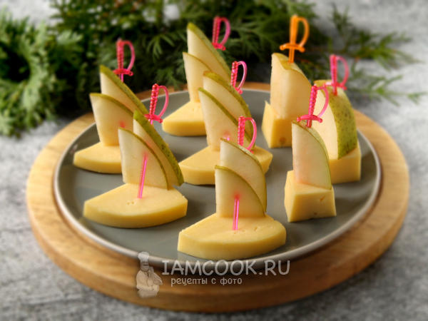 Камамбер с грушей и клубничным соусом Камамбер с грушей и клубничным соусом