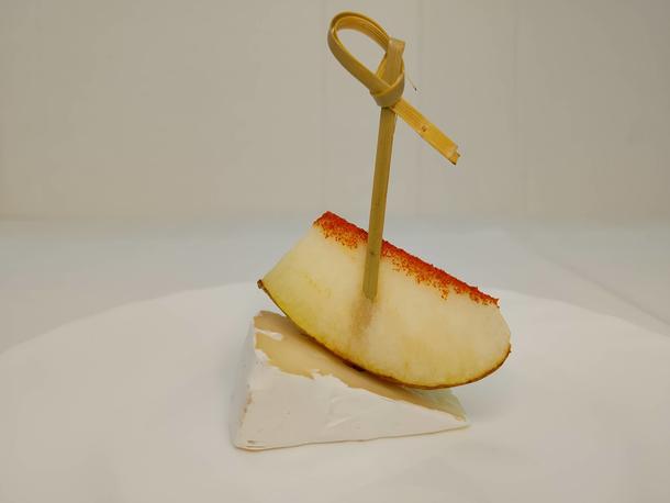 Камамбер с грушей