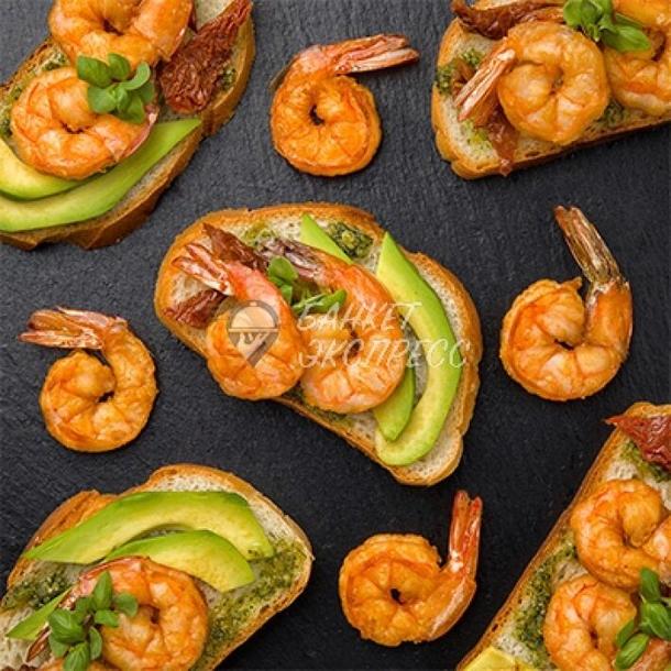 Брускетта с тигровыми креветками и авокадо