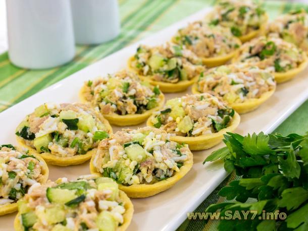 Тарталетка с салатом с тунцом