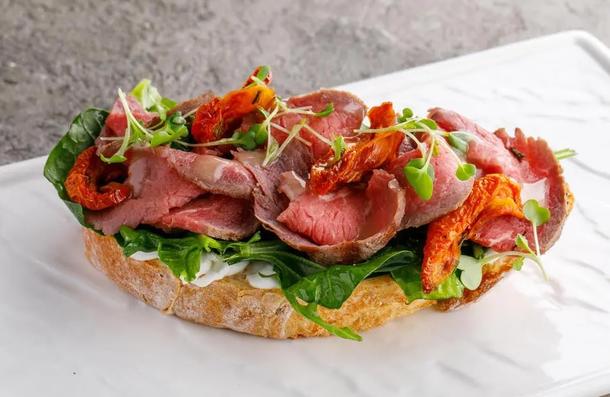 Брускетта с ростбифом и вялеными томатами