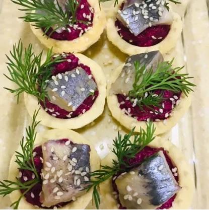 Свекольный мусс с сельдью и французской горчицей