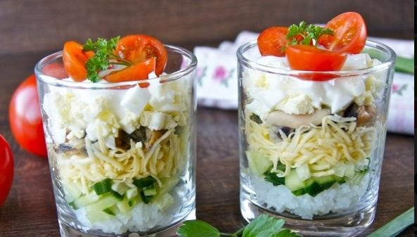 Слоеный салат с курицей Слоеный салат с курицей