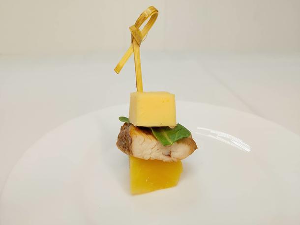 Канапе с курицей, ананасом и сыром