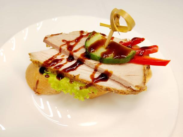 Брускетта с домашней бужениной