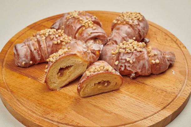 Булочка с марципаном