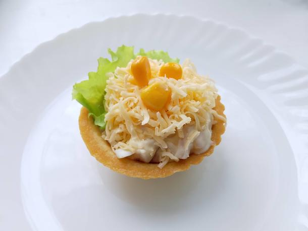 Тарталетка с курицей и ананасом