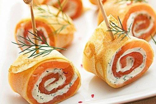 Блинные рулетики с красной рыбой