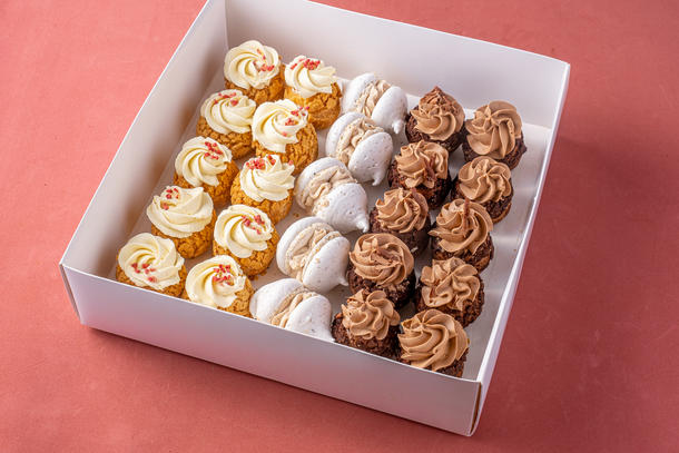 Бокс ассорти любимых десертов