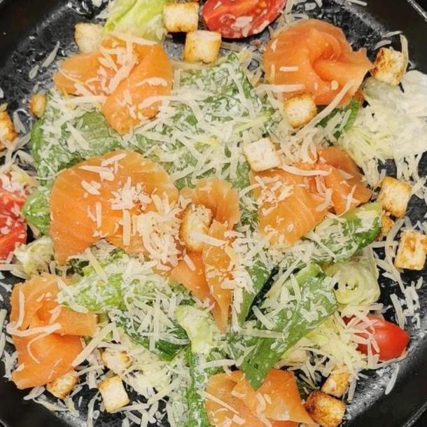 Цезарь со слабосоленой семгой