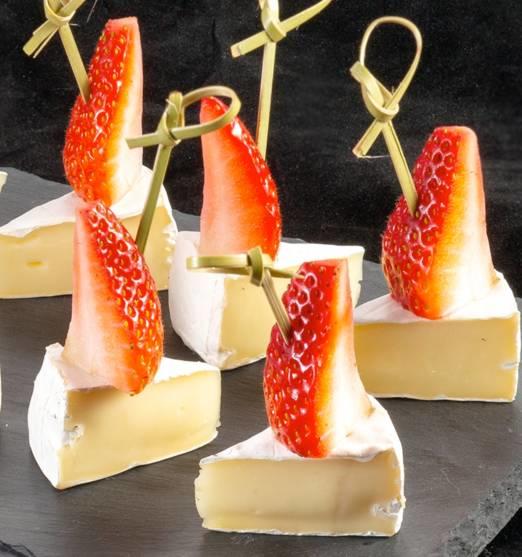 Камамбер с клубникой