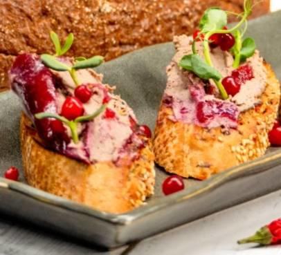 Брускетта с паштетом из утиной печени и брусничным соусом