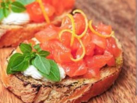 Брускетта с тар-таром из слабосоленого лосоля