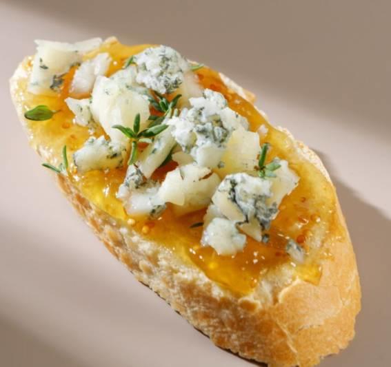 Брускетта с джемом маракуйи и сыром дор-блю