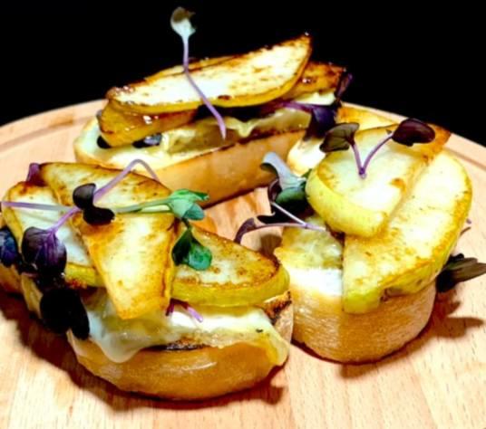 Брускетта с камамбером и запеченной грушей