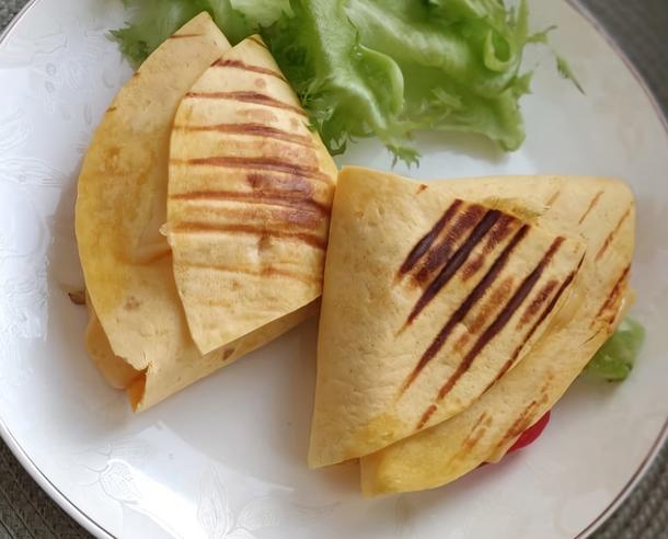 Жаренная тортилья с сыром и сёмгой