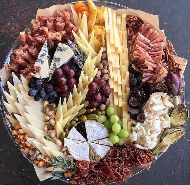 Большое ассорти сыров и мясных деликатесов