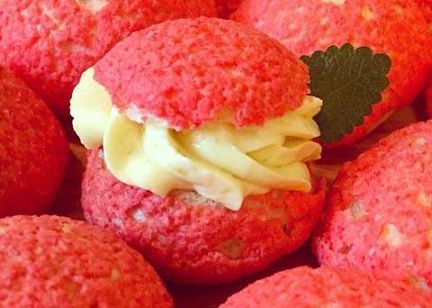 Пирожное ШУ с малиновым кремом