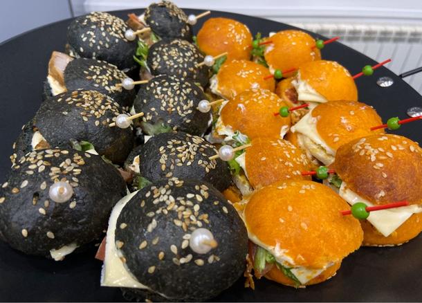 Бургеры с мясом, беконом, томатами, луком фри, соусом и салатом