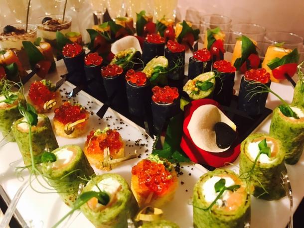 Канапе с ветчинным муссом и маслиной