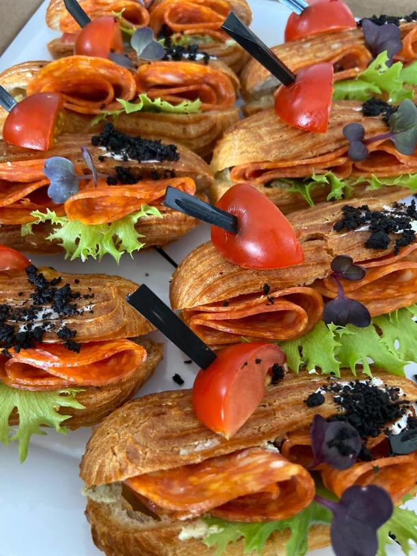 Сэндвич-эклер с чоризо, брынзой и томатами