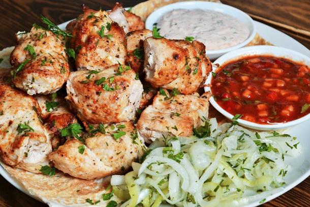 Шашлык из куриного филе с соусом и зеленью Шашлык из куриного филе с соусом и зеленью