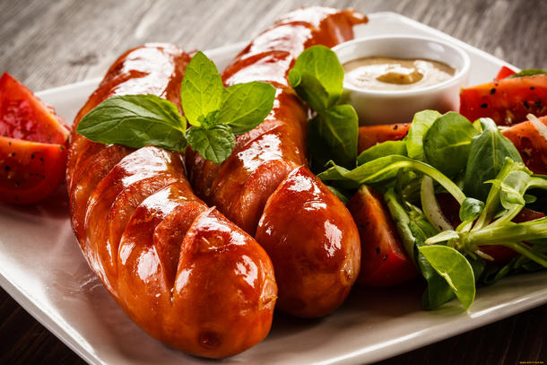 Колбаски ассорти на гриле с соусом