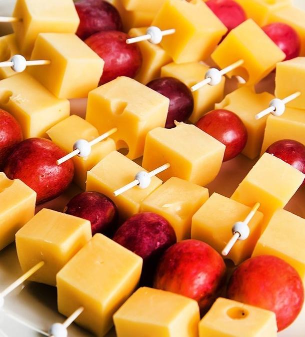 Сырный микс с виноградом и орешками Сырный микс с виноградом и орешками
