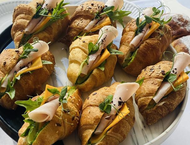 Мини-круассаны с ветчиной и сыром Мини-круассаны с ветчиной и сыром